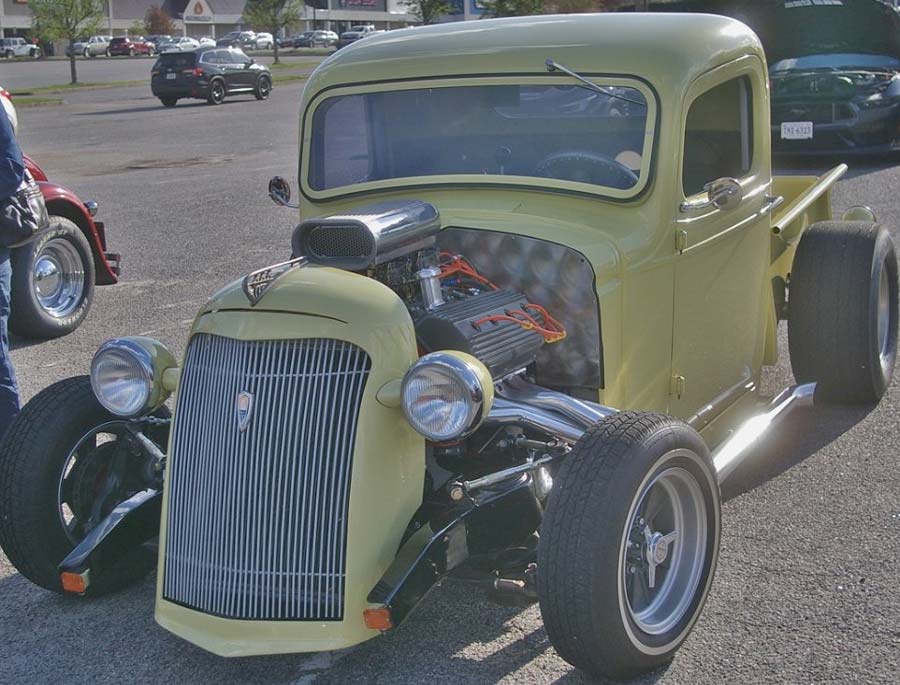 Opening Night for the Chesterfield Cruzing Cruz-in April 4